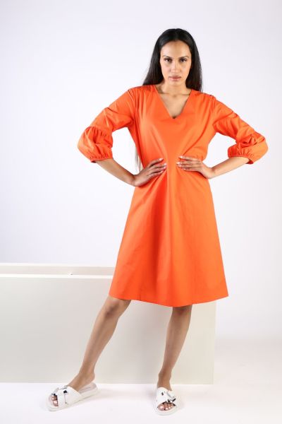 A relaxed knee length dress is perfect, the Azrah dress is your go to for the season. In cotton, the dress with a V neck is in an easy fit with statement 3/4 sleeves. Falling just at your knees, style this dress with easy wedges or slides to take you from