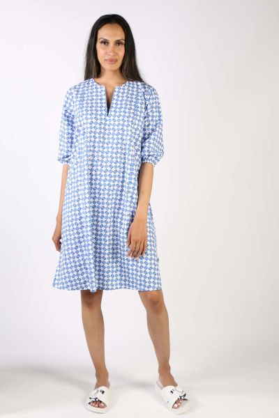 Cute and sleek, the Elka dress by Bagruu is a perfect go to dress for the season. In cotton, the dress has a round split neckline, a panelled design to give you a leaner shape and peasant sleeves that can be styled up or down. The knee length dress can be