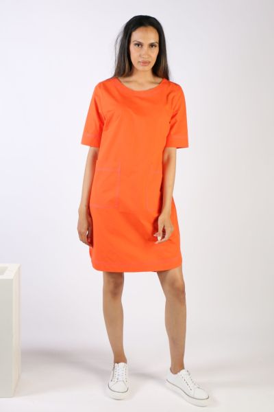 The easy Pati dress is a perfect shift dress by Bagruu, perfect for the season. In cotton, the dress has an easy silhouette and short sleeves. With an overall top stitching detail, the knee length dress can be styled with easy sneakers.