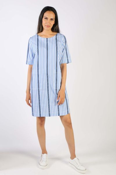 The easy Pati dress is a perfect shift dress by Bagruu, perfect for the season. In cotton, the dress has an easy silhouette and short sleeves. With an overall top stitching detail, the knee length dress can be styled with easy sneakers.
