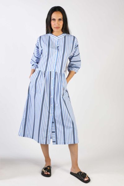 The perfect and easy dress that takes you from desk to dinner, SongKee dress ticks all the boxes. In an overall print, the dress has a round neck and a button through front. With gathered around the waist for that extra volume and stylish peasant sleeves,