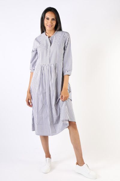 Easy Cotton dress that sashays with your every move, the Brunei dress by Bagruu has you covered. In cotton, the relaxed dress has a round neck and button front with gathered details. Falling below your knees with 3/4 sleeves, the dress takes you easily fr