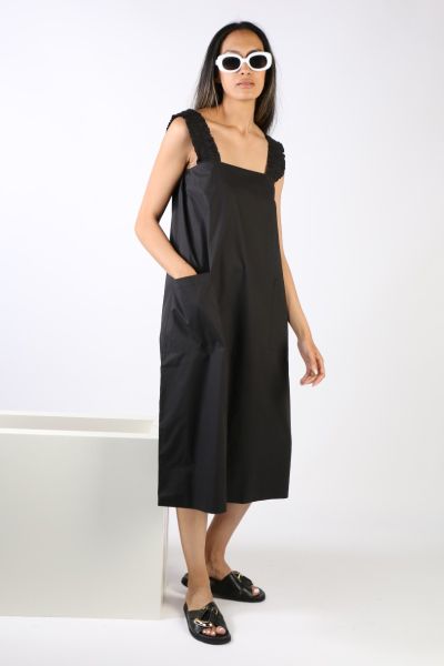 An easy pinafore dress that is perfect for the season. In an easy cotton, the dress has ealsitcated statement straps with an A line silhouette. With front pockets and finished with midi length, style this dress with easy slides for a perfect day out look.