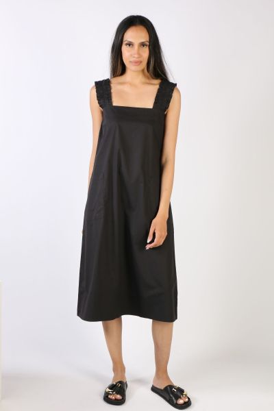 An easy pinafore dress that is perfect for the season. In an easy cotton, the dress has ealsitcated statement straps with an A line silhouette. With front pockets and finished with midi length, style this dress with easy slides for a perfect day out look.