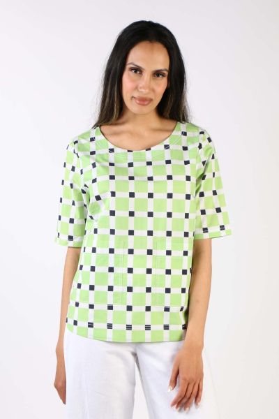 The cute Pati Top is an easy top that keeps your style game in check. In cotton, the top has a round neck and short sleeves. Featuring an overall check print, the top can be styled with each easy pants for a day out or tailored pants and blazer for a busi