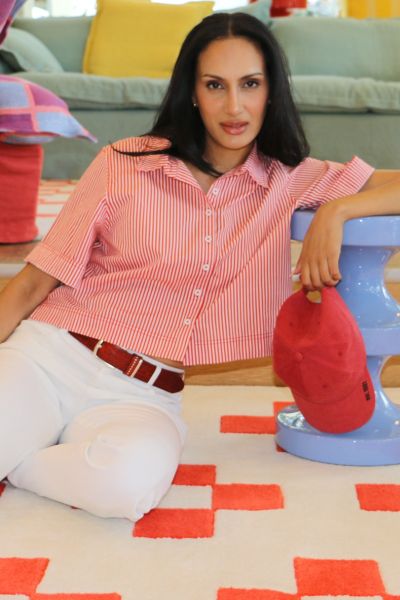An easy cropped shirt is perfect for the season, and this Baci shirt fits the bill. The cropped poplin shirt has a front button down, short sleeves and shirt collar. Style it with easy pants.