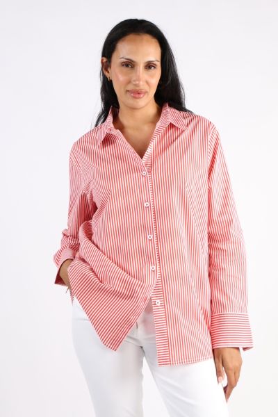 Get a new take on the shirt that is all sorts of fab in this Jerry shirt. With a collared neckline, and front button, and side pockets the shirt features an overall top stitch detail that makes things stand out and add in a dimension to the look. Long sle