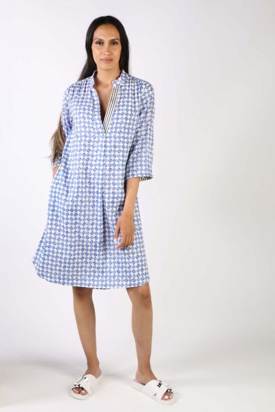 A relaxed oversized look is perfect for the season and Bagruu gives you anything but plain options. In a relaxed fit, the dress has an overall print with a V neck and pleated detail with mandarin collar. Falling just at your knees, this no fuss dress is p