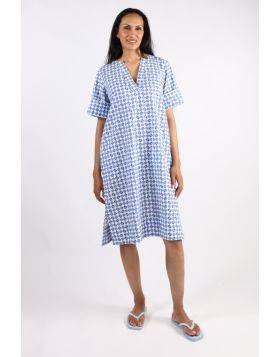 Go for an easy vibe with a head turner in this gorgeous Sami dress that is all sorts of perfect for the season. In an overall stripe, the cotton poplin dress features a round split neck, short sleeves and falls just at your knees. Perfect to be styled wit