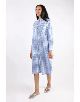 A new take on a classic button down dress, this Harper dress is where details demand a second look and shine. The Shirt dress in an overall print in cotton poplin, the dress has front button front with a mandarin collar and long sleeves. Style this dress 