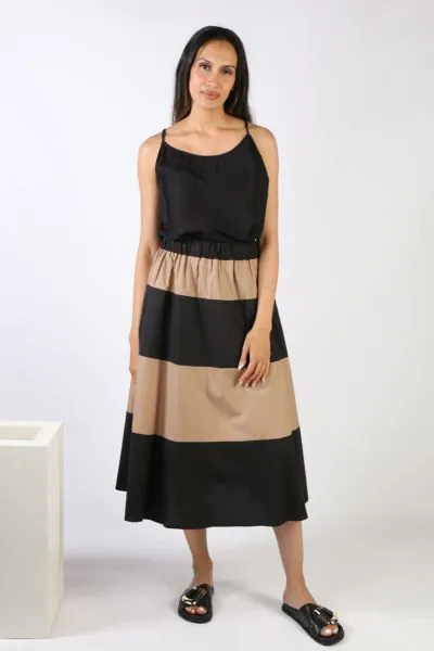 Swing into new season in this Rani Skirt. The Easy going Rani skirt is your perfect skirt in tiered contrasting tones. Pair it up with an easy blouse or tank top, how ever you like. 