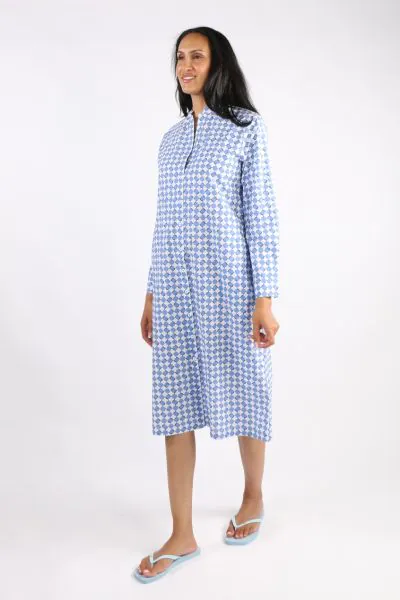 A new take on a classic button down dress, this Harper dress is where details demand a second look and shine. The Shirt dress in an overall print in cotton poplin, the dress has front button front with a mandarin collar and long sleeves. Style this dress 